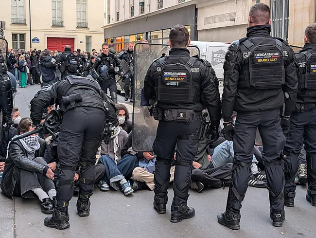 fransadaki-yagma-ve-siddetin-ardindan-macron-duyurdu-sendika-disi-eylemler-yasaklanacak-1792696284199.jpeg Fransa’daki yağma ve şiddetin ardından Macron duyurdu: “Sendika dışı eylemler yasaklanacak”