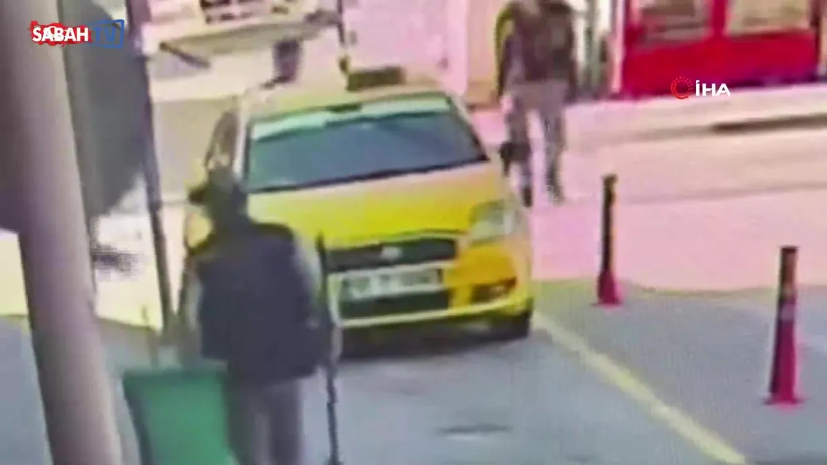 Kontak anahtarı üzerinde bırakılan taksiyle kaçmaya çalıştı, köşeyi dönemeden yakalandı! O anlar kamerada | Video videosunu izle Kontak anahtarı üzerinde bırakılan taksiyle kaçmaya çalıştı, köşeyi dönemeden yakalandı! O anlar kamerada | Video videosunu izle