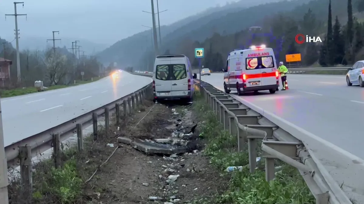 Erzurum’da tur minibüsü kaza yaptı: 4 yaralı | Video videosunu izle Erzurum’da tur minibüsü kaza yaptı: 4 yaralı | Video videosunu izle
