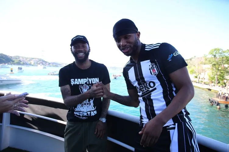 İstanbul Boğazı siyah beyaz! Beşiktaş şampiyonluğun tadını çıkarıyor...