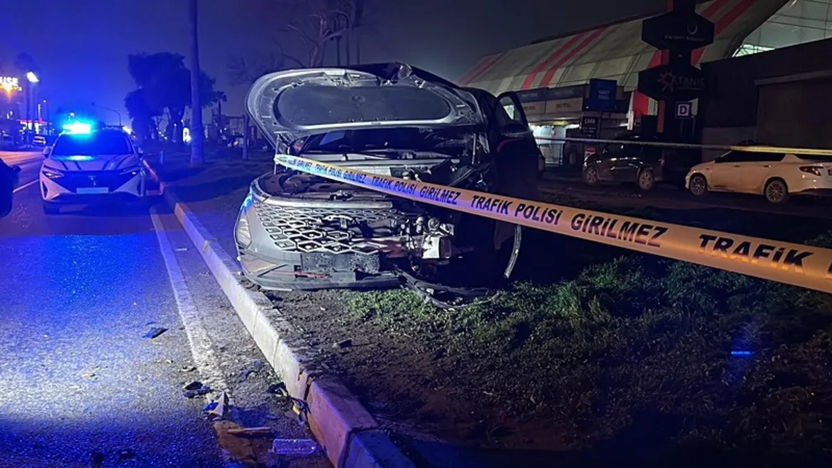 Hatalı solladı yayalara çarptı: 3 ölü, 3 yaralı Hatalı solladı yayalara çarptı: 3 ölü, 3 yaralı