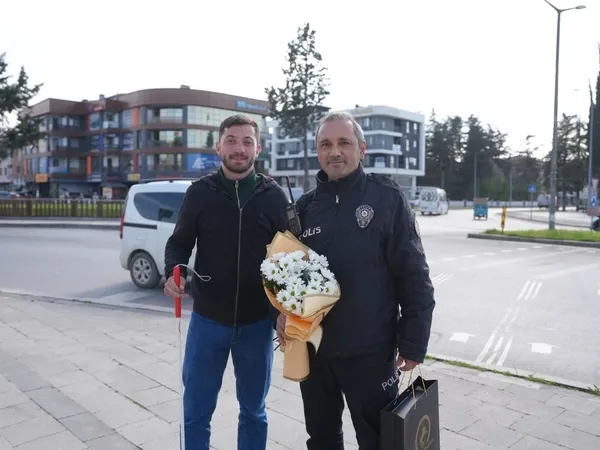 polislerin-merhameti-izleyenleri-duygulandirdi-tereddut-etmeden-yardima-kostular-1775675397827.jpg