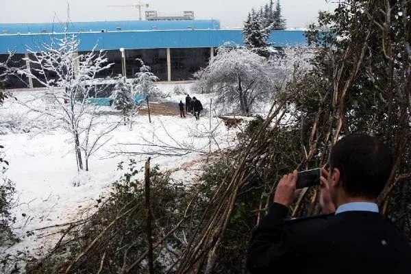 Yolcu dolu özel halk otobüsü işyeri bahçesine uçtu