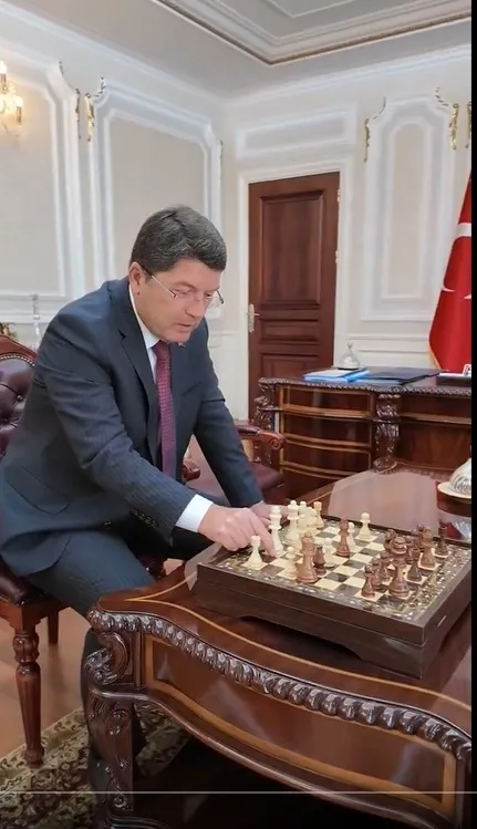 adalet-bakani-yilmaz-tunc-turk-satranc-dehasi-yagiz-kaan-erdogmusu-makamina-agirladi-1725534546765.jpg