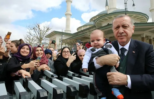 Cuma namazını Millet Camii'nde kılan vatandaşlardan Cumhurbaşkanı Erdoğan'a sevgi seli