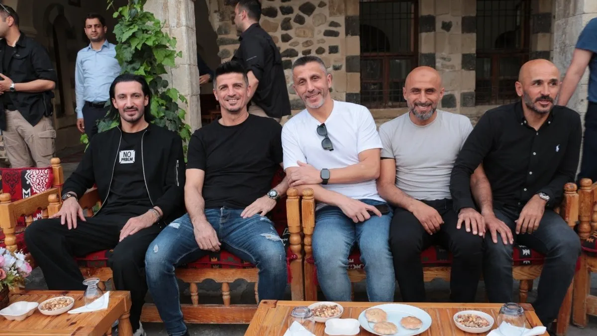 Galatasaray’ın efsaneleri Cizre’de gençlerle buluştu Galatasaray’ın efsaneleri Cizre’de gençlerle buluştu