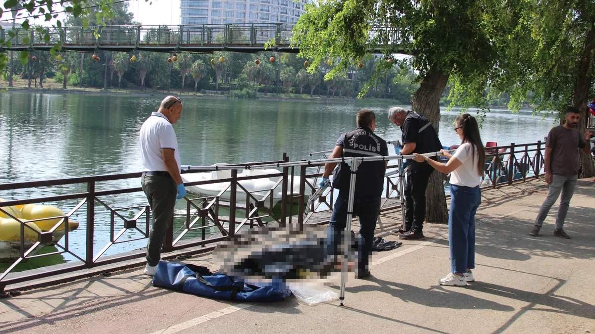 Adana'da Seyhan Nehri'ne düşen bir adamın cansız bedeni nehirden çıkarılıyor.