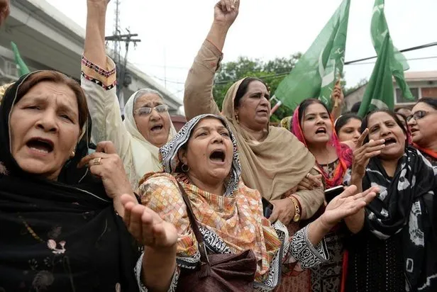 Pakistan darbeye karşı ayakta