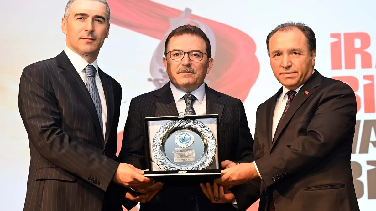 İçişleri eski Bakanı Selami Altınok bir konferansta konuşma yaparken
