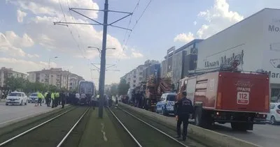 Tramvay yolunda zincirleme kaza! Motosikletli tramvayın altında kaldı #gaziantep