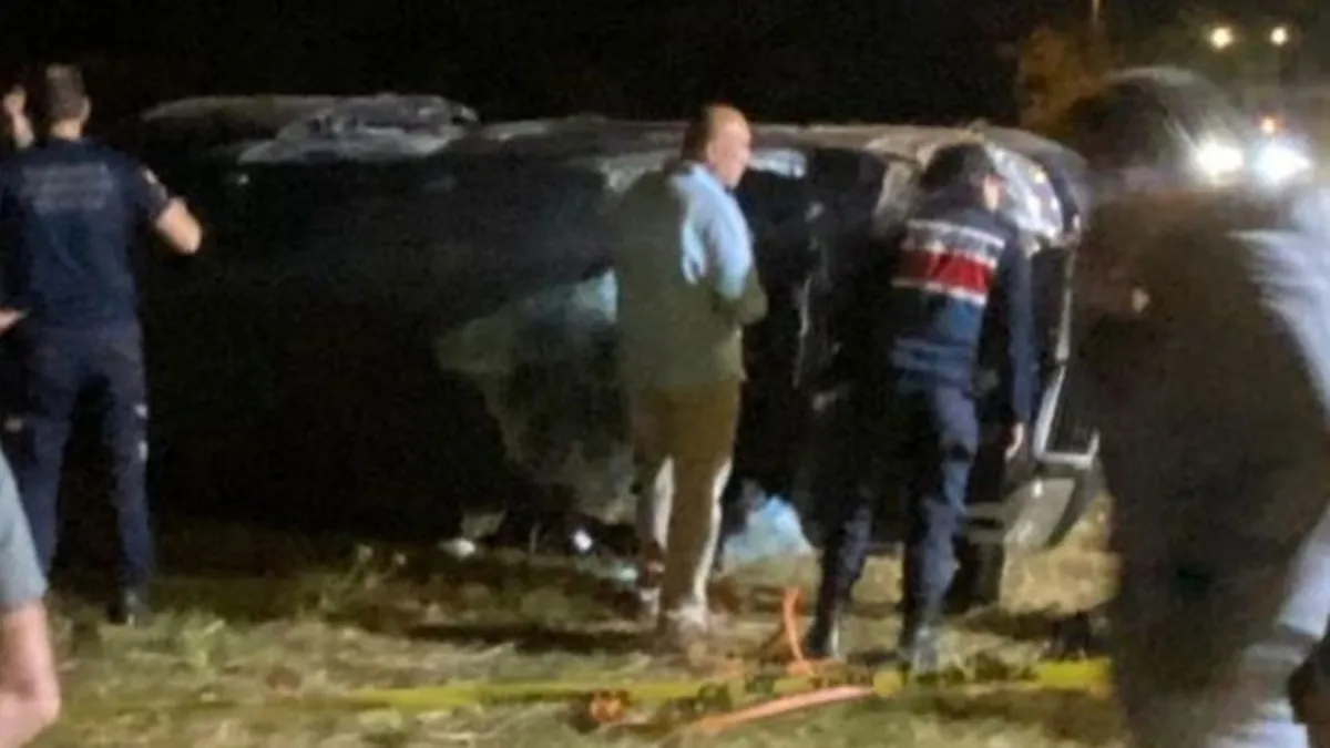 Minibüs tarlaya savrulup, devrildi: 1 ölü, 1 yaralı Minibüs tarlaya savrulup, devrildi: 1 ölü, 1 yaralı