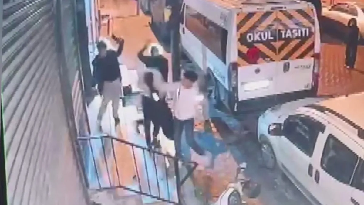 Sultangazi’de dehşet anları kamerada: Apartman önünde 2 çocuğa bıçaklı saldırı! Sultangazi’de dehşet anları kamerada: Apartman önünde 2 çocuğa bıçaklı saldırı!