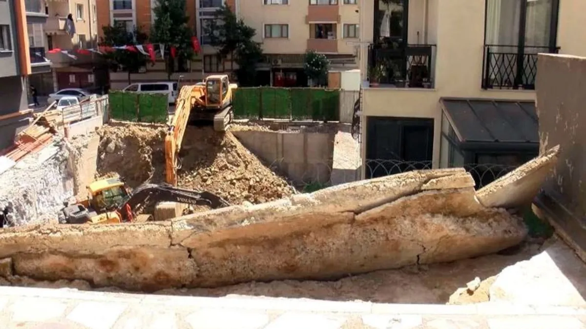 Kağıthane’de iş makinesi yan binanın balkonunu yıktı! Kağıthane’de iş makinesi yan binanın balkonunu yıktı!