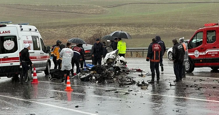 Otobüs ile otomobil çarpıştı: 3 ölü