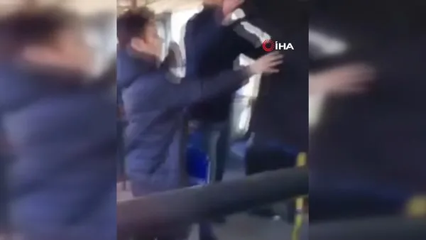 Otobüste öksüren yolcuya tekme tokat feci corona virüsü dayağı kamerada | Video