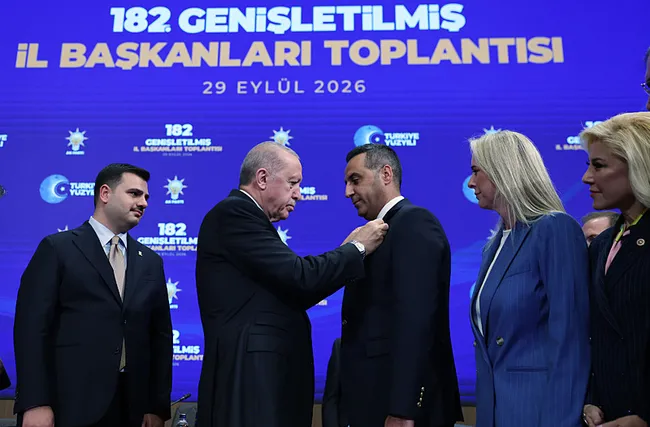 son-dakika-ak-partiye-yeni-katilimlar-rozetlerini-bizzat-baskan-erdogan-takti-1790698869682.jpg