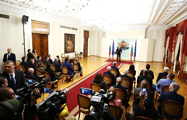 bulgaristan-cumhurbaskani-radev-istifa-kararini-duyurdu-1768848641532.jpg