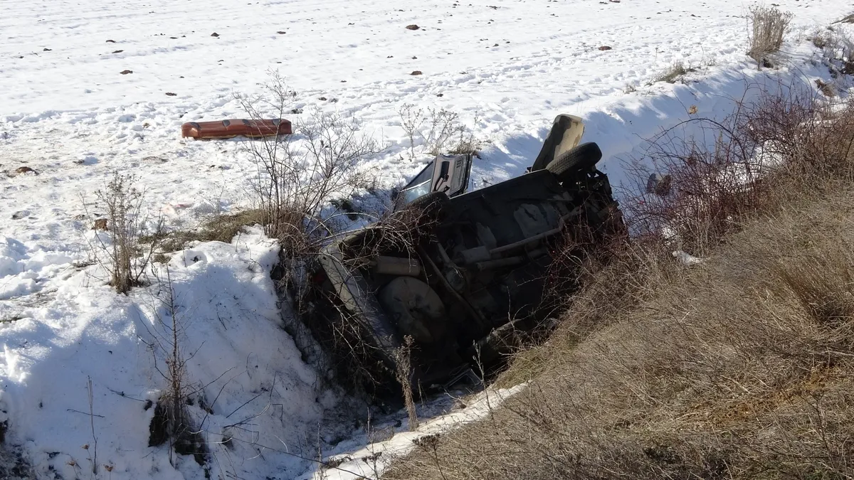 Otomobil şarampole yuvarlandı: 1’i ağır 4 kişi yaralandı! Otomobil şarampole yuvarlandı: 1’i ağır 4 kişi yaralandı!