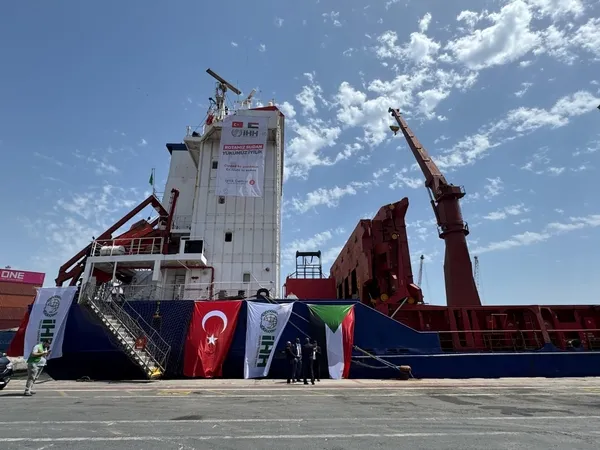 iyilik-gemisi-bin-605-ton-yardim-malzemesi-ile-sudana-gidiyor-1745419929217.jpg