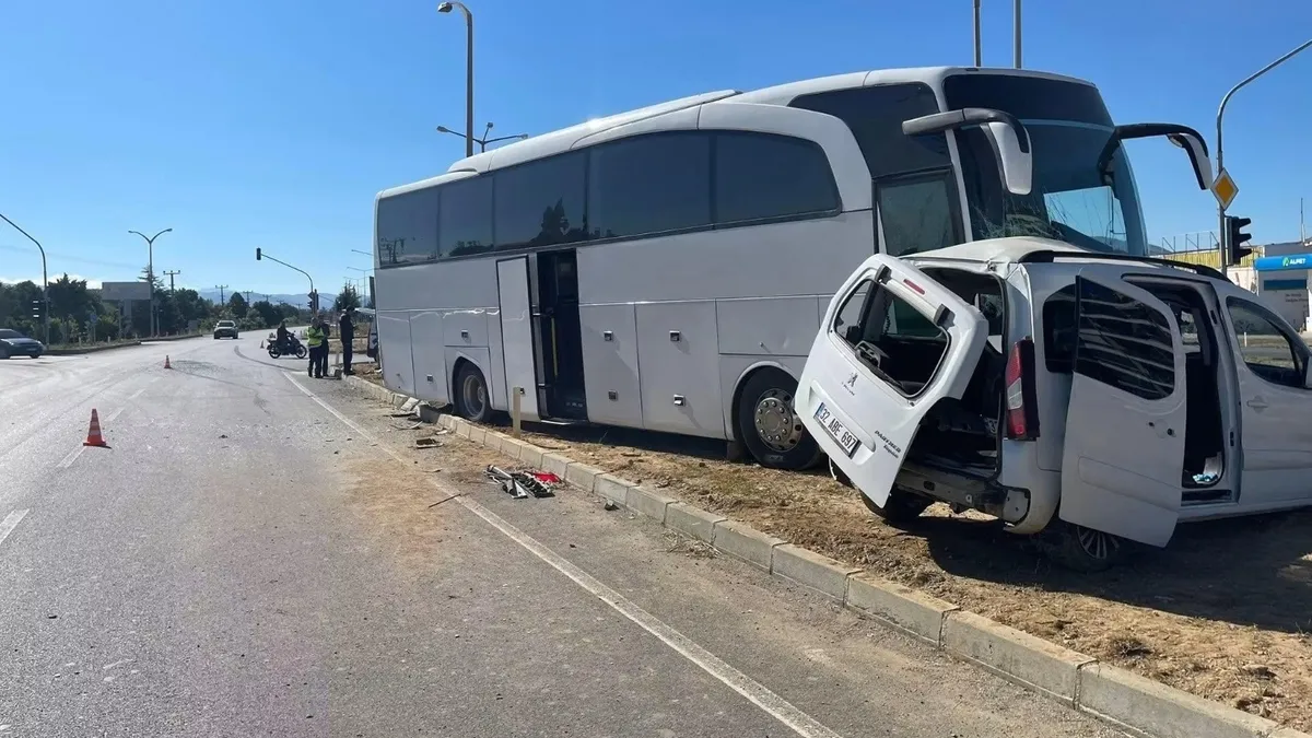 Isparta'da meydana gelen trafik kazasında hurdaya dönen araçlar ve olay yeri incelemesi yapan ekipler.