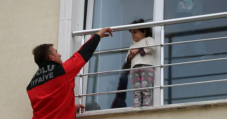 Pencere pervazında mahsur kalan çocuk kurtarıldı