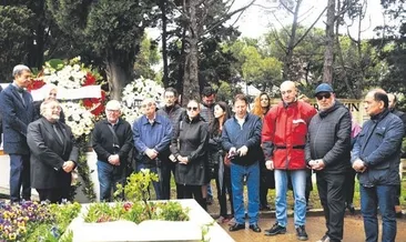 Kabri başında anıldı