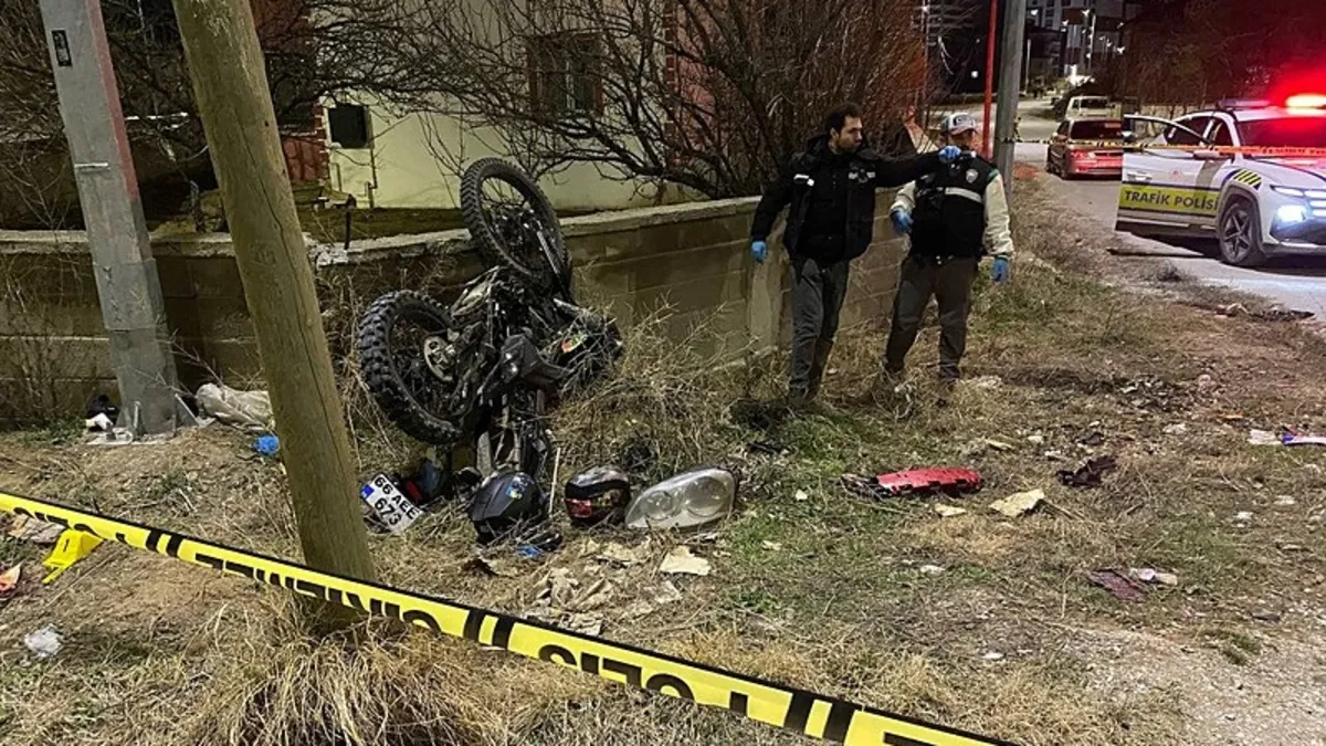 Yozgat’ta otomobille motosiklet çarpıştı: 1 ölü 2 yaralı Yozgat’ta otomobille motosiklet çarpıştı: 1 ölü 2 yaralı