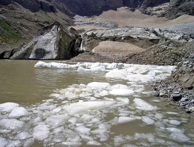 Hakkari’de 20 bin yıllık Cilo buzları eriyor
