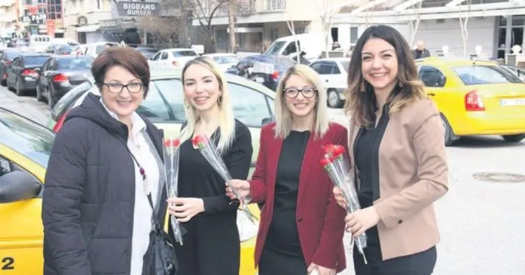 Genç avukatlardan kadınlara çiçek