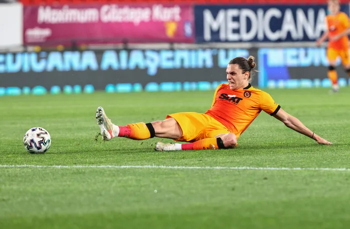 son-dakika-galatasarayda-3-isimle-yollar-ayriliyor-marcao-kerem-arasinda-yasanan-tokat-olayi-1633847634718.jpg