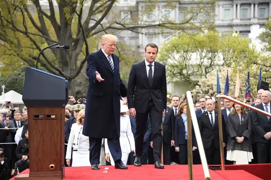Trump, Macron’u Beyaz Saray’da top atışıyla karşıladı