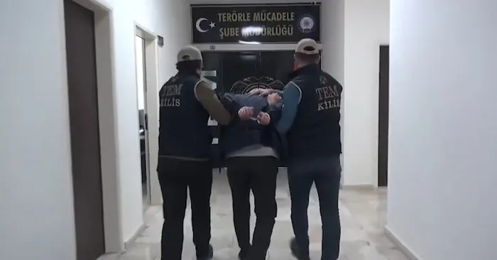 son-dakika-jandarma-ve-polisten-25-ilde-operasyon-125-deas-suphelisi-yakalandi-1767171248865.jpg Son dakika! Jandarma ve Polis'ten 25 ilde operasyon: 125 DEAŞ şüphelisi yakalandı!