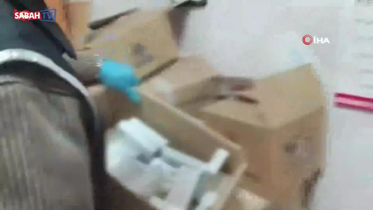 Gaziantep’te usulsüz satış ve dağıtımı yapılan 30 bin ilaç ele geçirildi: 3 gözaltı | Video videosunu izle Gaziantep’te usulsüz satış ve dağıtımı yapılan 30 bin ilaç ele geçirildi: 3 gözaltı | Video videosunu izle