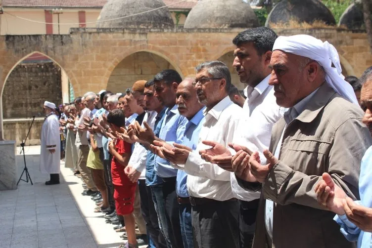 Türkiye’nin dört bir yanında Muhammed Mursi için gıyabi cenaze namazı kılındı