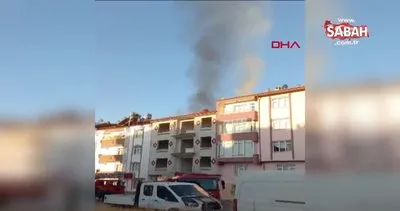 Elazığ’da boşaltılan hasarlı binanın çatısında yangın | Video