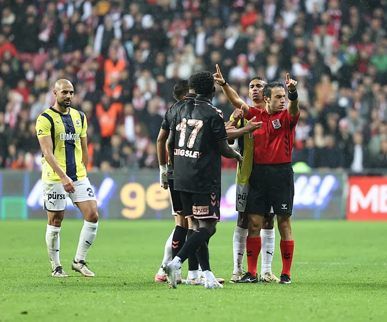 Samsunspor Fenerbahçe maçına damga vuran pozisyon! F.Bahçeli oyuncular çılgına döndü...