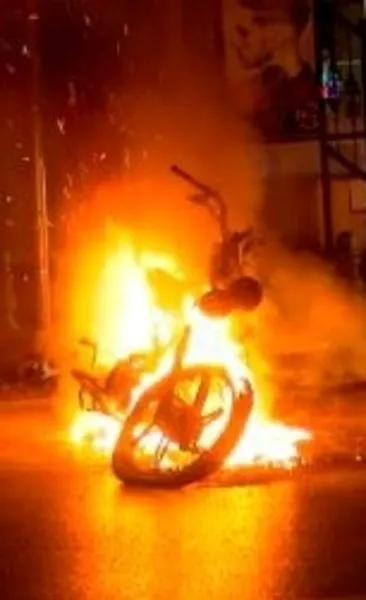 Denetime takılan sürücü motosikletini yaktı