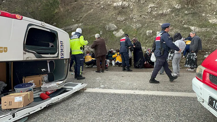 Balıkesir’de otobüsle otomobil çarpıştı: Feci kazada 2 kişi öldü, 21 kişi yaralandı!