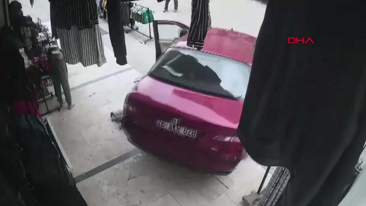 Afyonkarahisar’da el freni çekilmeyen otomobil, mağazaya girmek üzereyken durduruldu | Video videosunu izle Afyonkarahisar’da el freni çekilmeyen otomobil, mağazaya girmek üzereyken durduruldu | Video videosunu izle