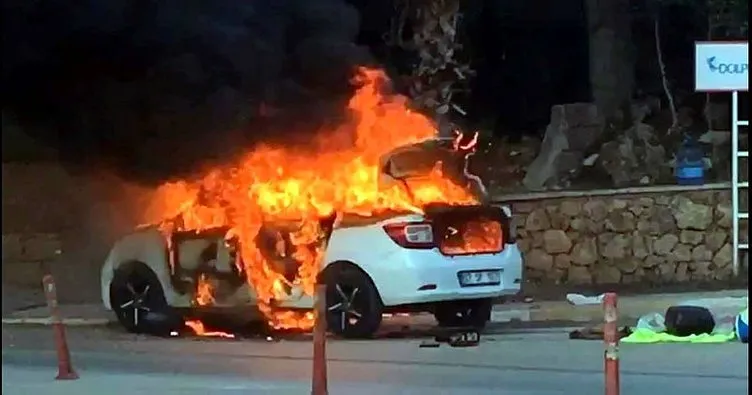 Otomobil alev alev yandıAntalya’da araç yangını