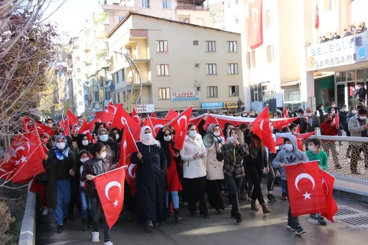 SON DAKİKA HABERİ: Hakkari'de bayraklı protesto! Kadınlardan Diyarbakır annelerine destek...