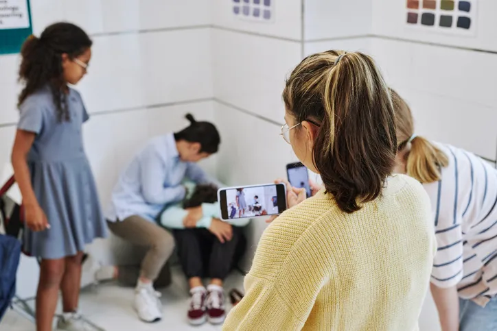 Dijital felaket çocuklarımızı nasıl ele geçirdi? Çocuklar değil, biz suçluyuz!