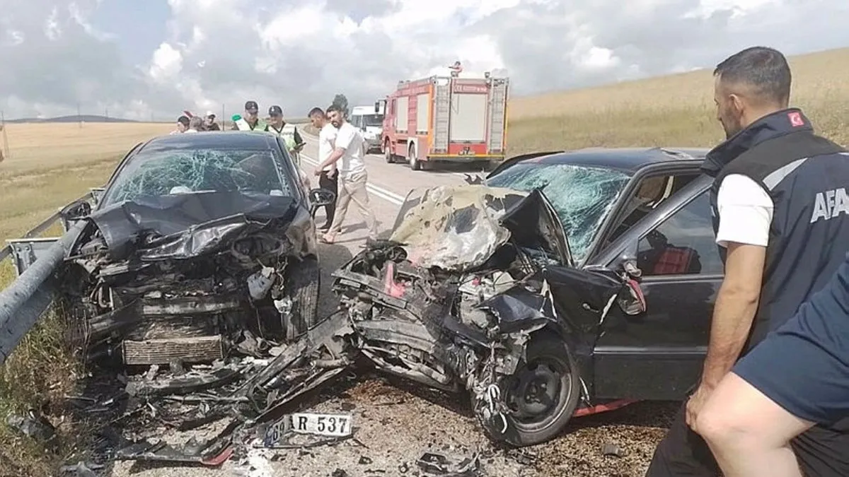 Bayburt'ta iki araç çarpıştı: 5 kişi yaralandı!