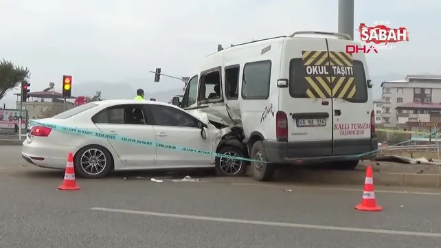 Gaziantep'te feci kaza! Servis minibüsüyle otomobil çarpıştı: 14'ü öğrenci, 19 yaralı | Video