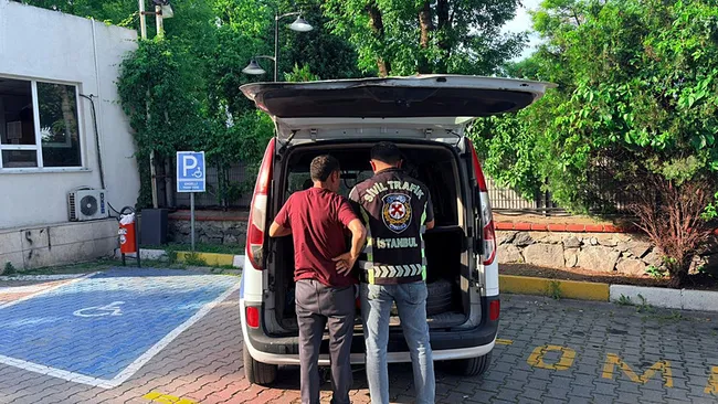 yol-ortasinda-tekme-ve-yumruklarla-kavga-etmislerdi-2-surucuye-ceza-kesildi-1780502620198.jpg