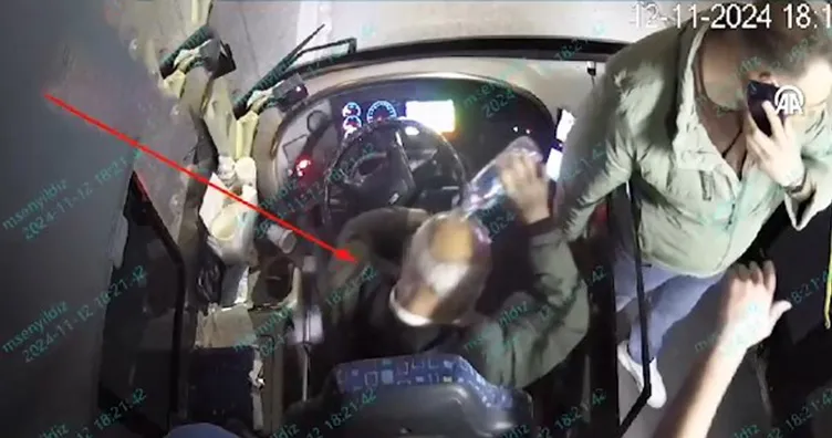 Halk otobüsünde dehşet anları: Şoföre, kaldırım taşıyla...