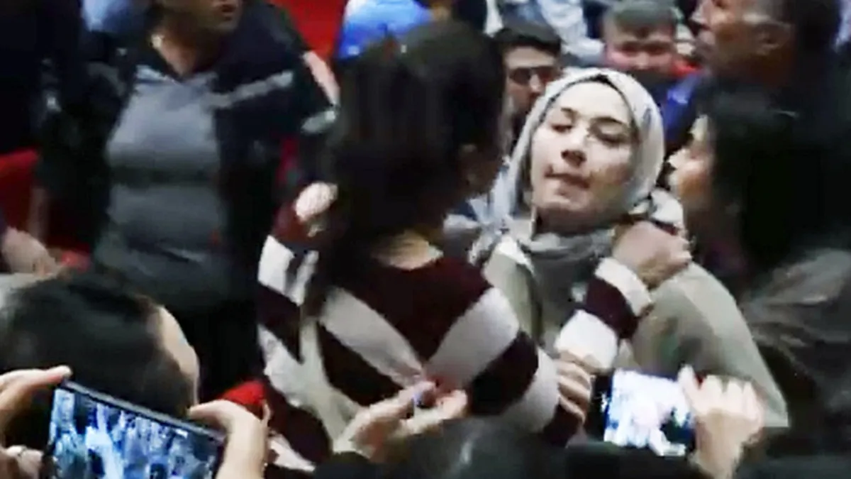 İşçiler ile CHP’li Belediye Başkanı arasında arbede! Ahmet Aras’a baret fırlatıldı İşçiler ile CHP’li Belediye Başkanı arasında arbede! Ahmet Aras’a baret fırlatıldı