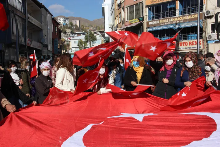 SON DAKİKA HABERİ: Hakkari'de bayraklı protesto! Kadınlardan Diyarbakır annelerine destek...