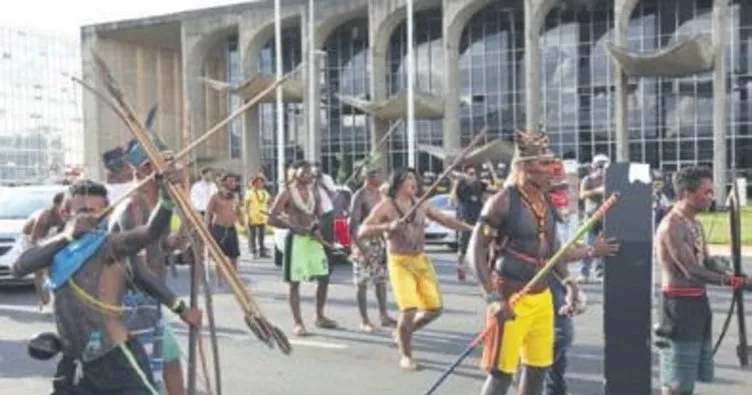 Brezilya’da yerliler polise okla saldırdı