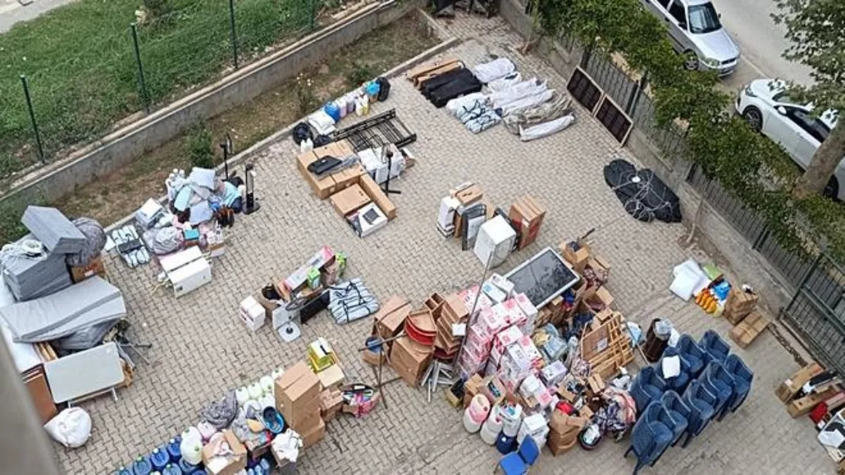 Deprem yardımlarını satan 4 kişi tutuklandı Deprem yardımlarını satan 4 kişi tutuklandı